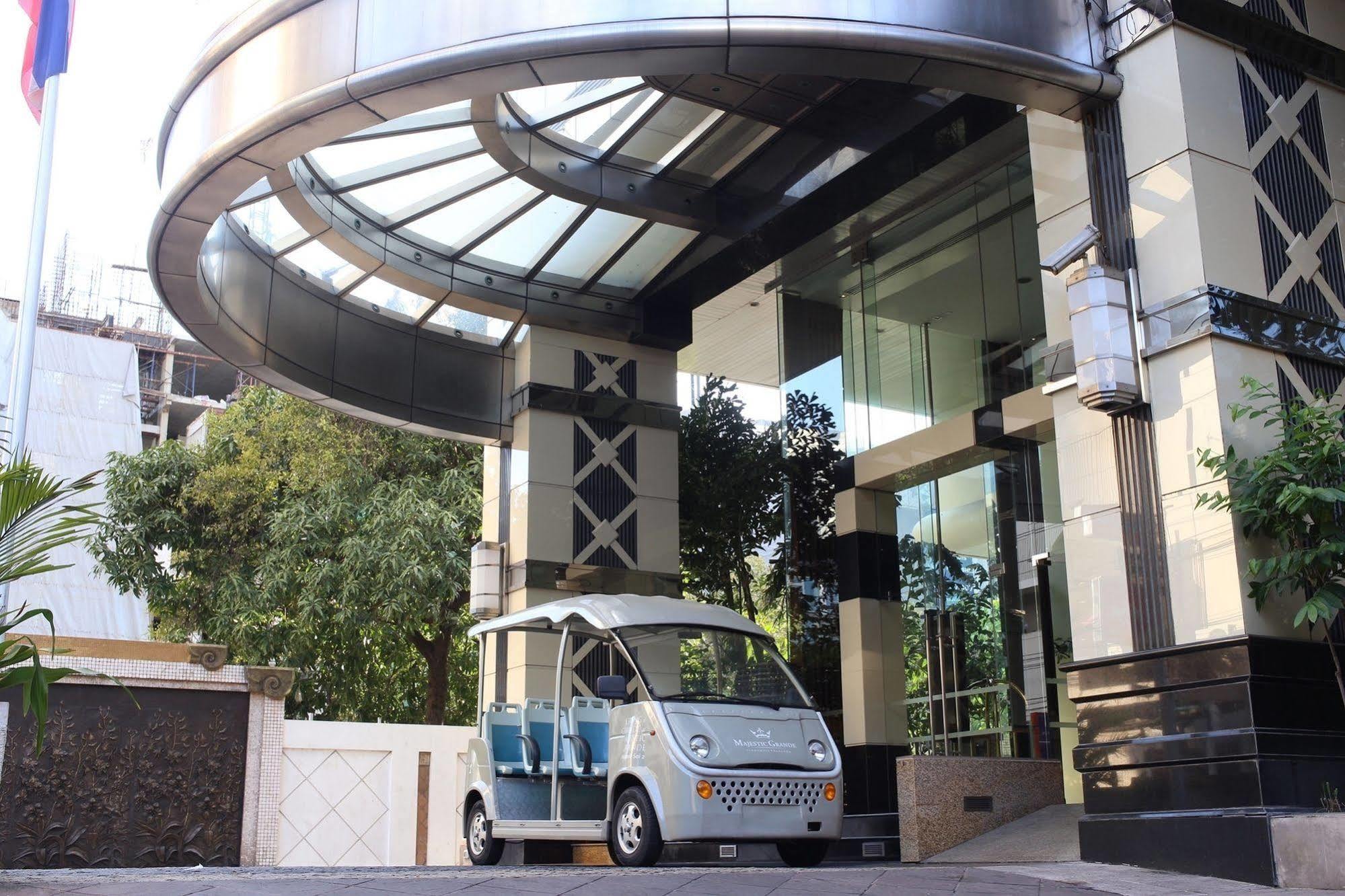 Doubletree By Hilton Bangkok Ploenchit Hotel Kültér fotó